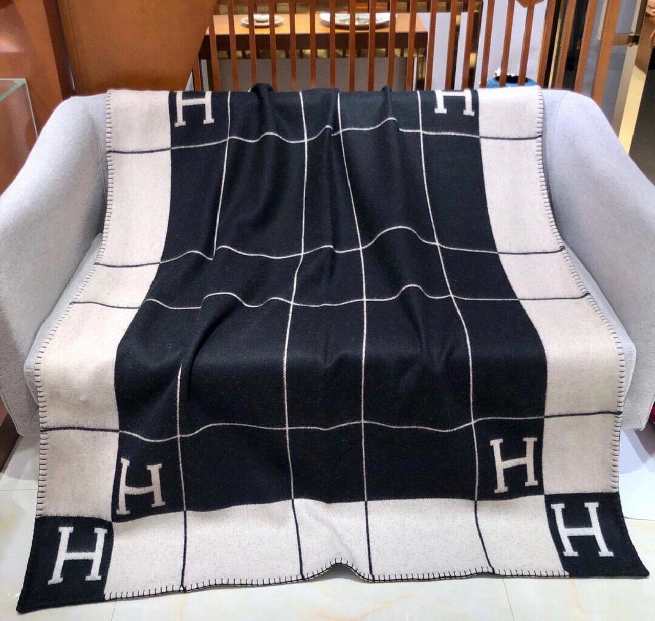 H BLANKET BLACK