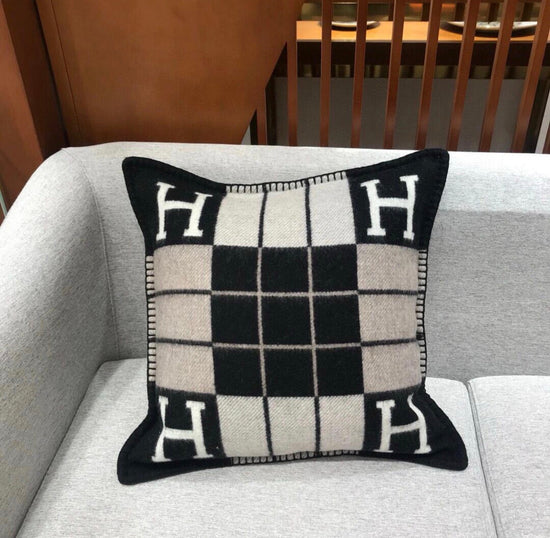 H PILLOW BLACK