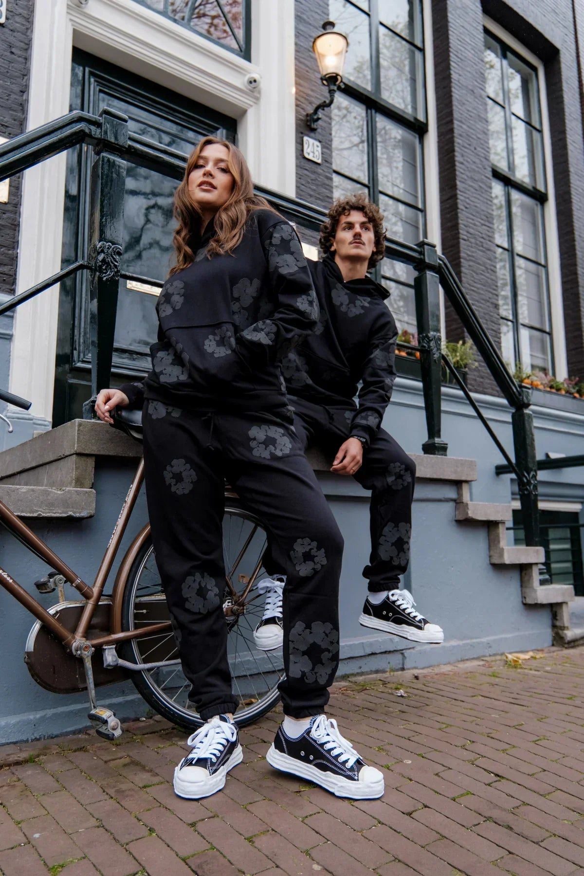 DT THE COTTON WREATH HOODIE BLACK MONOCHROME