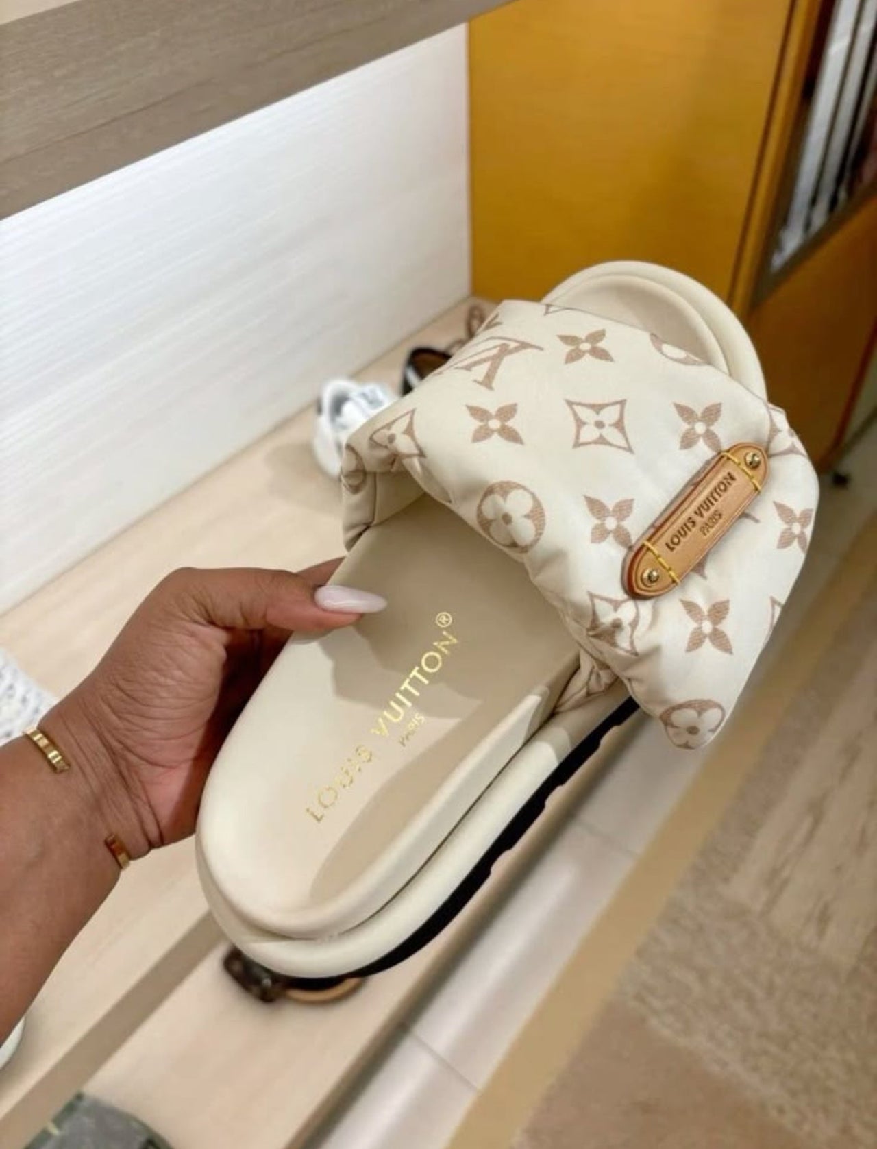 LV PILLOW MULE WHITE