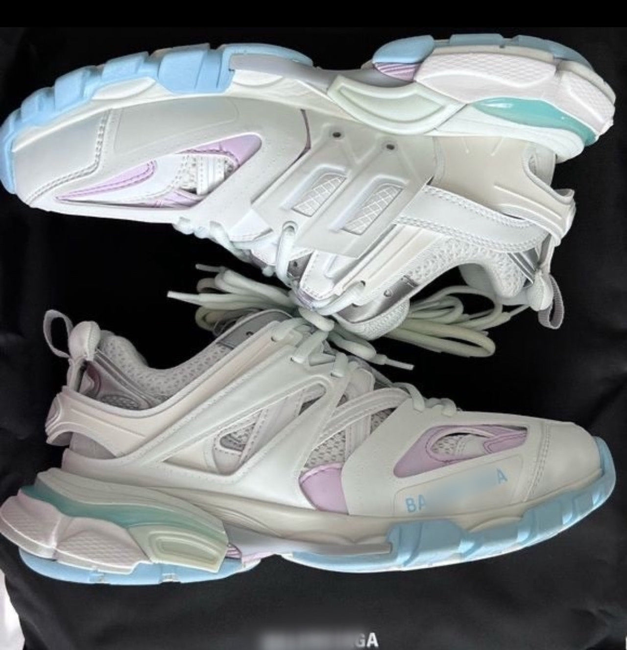 B Tracks Pastel White